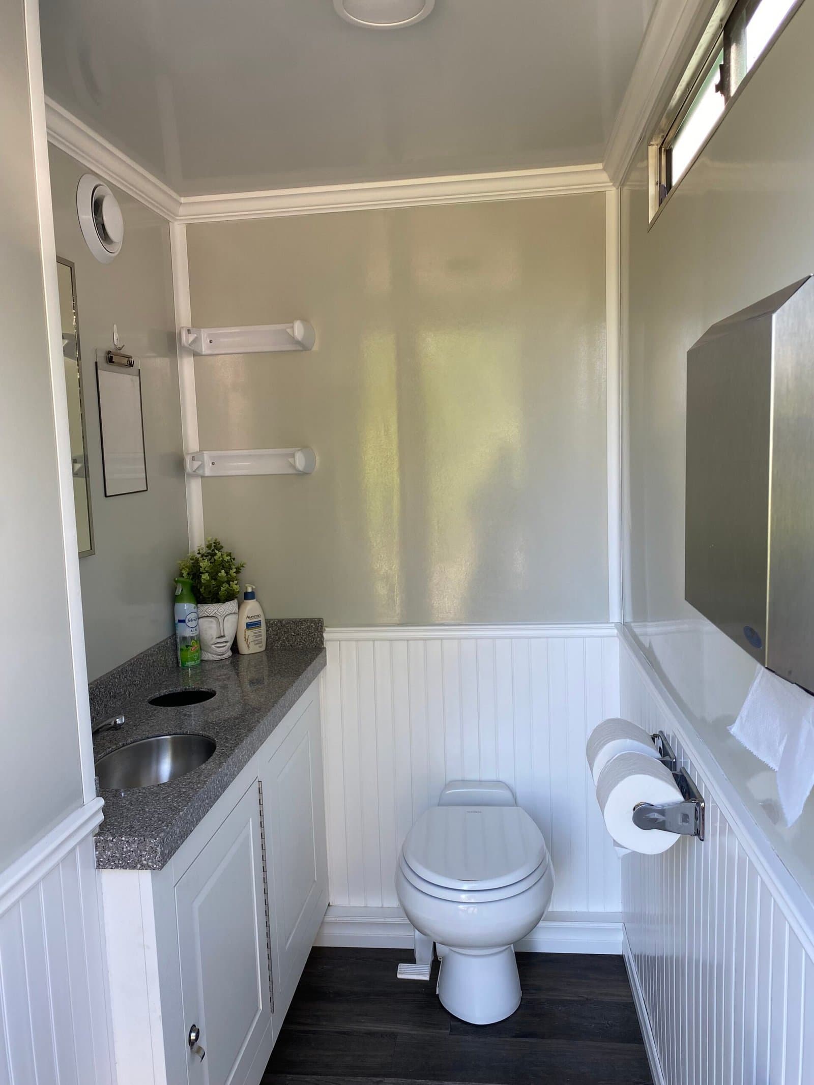 Primetime Washroom Rentals Squamish-Pemberton photo 5